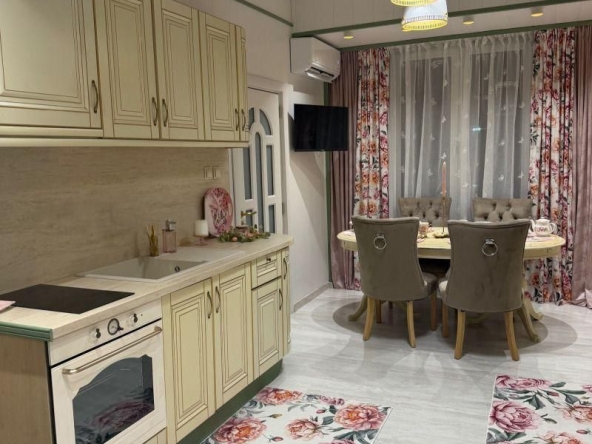 Дава се под наем Тристаен апартамент в София, Център - 80 кв.м за 767.55 € - Снимка #1