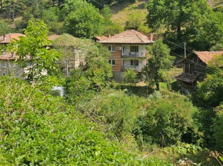 Къща в с. Соколовци, Област Смолян - 286 кв.м за 140 €/кв.м - Снимка #1