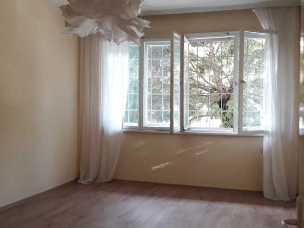 Дава се под наем Тристаен апартамент в Велико Търново, Център - 115 кв.м за 353 € - Снимка #1