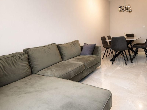 Дава се под наем Тристаен апартамент в Пловдив, Център - 120 кв.м за 661.98 € - Снимка #1