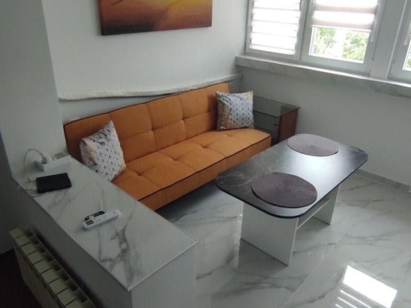 Дава се под наем Тристаен апартамент в София, Център - 70 кв.м за 796.62 € - Снимка #1