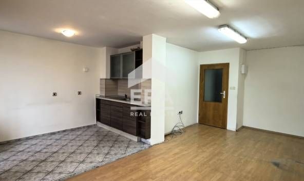 Дава се под наем Тристаен апартамент в Варна, Базар Левски - 120 кв.м за 650 € - Снимка #1