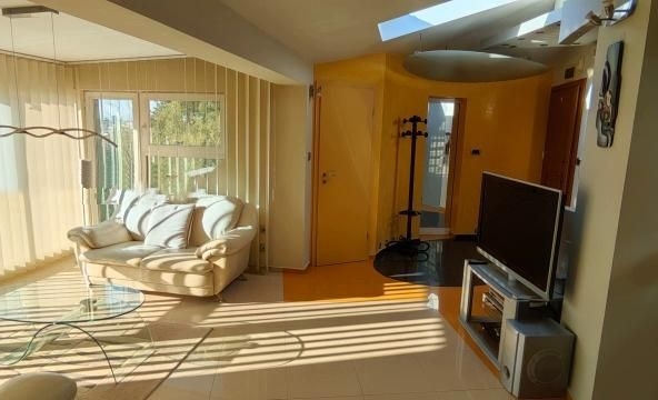 Дава се под наем Тристаен апартамент в София, Студентски град - 197 кв.м за 890 € - Снимка #1