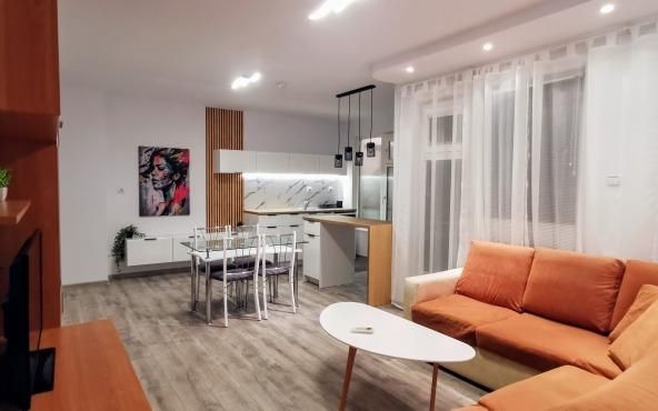 Дава се под наем Тристаен апартамент в Пловдив, Център - 90 кв.м за 750 € - Снимка #1