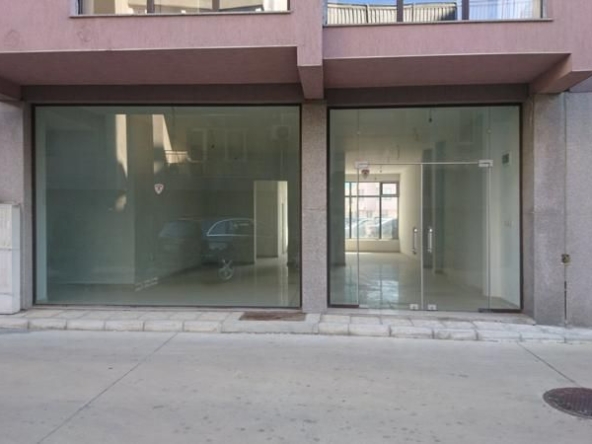 Дава се под наем Магазин в Пловдив, Кючук Париж - 110 кв.м за 440 € - Снимка #1