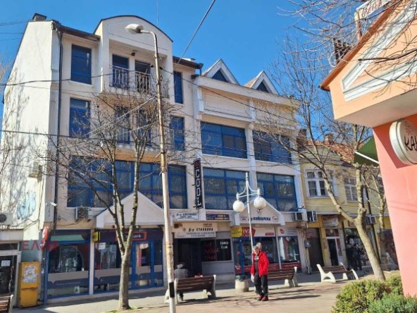 Дава се под наем Магазин в Кюстендил, Център - 220 кв.м за 2193 € - Снимка #1