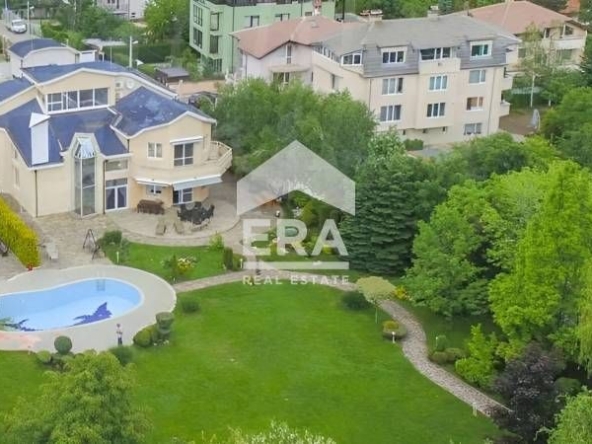 Дава се под наем Къща в София, Витоша - 815 кв.м за 7979.46 € - Снимка #1