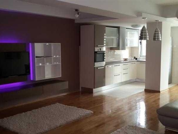 Дава се под наем Двустаен апартамент в Бургас, Славейков - 74 кв.м за 255 € - Снимка #1