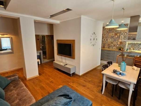 Дава се под наем Тристаен апартамент в София, Център - 100 кв.м за 950 € - Снимка #1