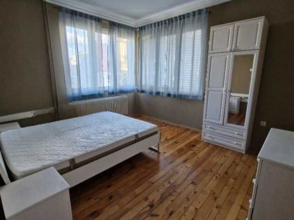 Дава се под наем Тристаен апартамент в София, Център - 81 кв.м за 749.7 € - Снимка #1