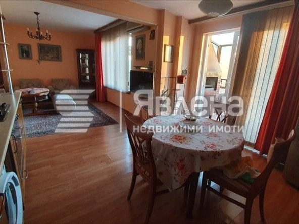 Дава се под наем Двустаен апартамент в Варна, Център - 75 кв.м за 665 € - Снимка #1