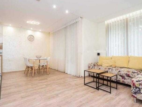 Дава се под наем Тристаен апартамент в Бургас, Център - 80 кв.м за 703.8 € - Снимка #1