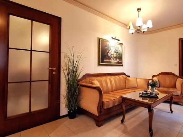 Дава се под наем Тристаен апартамент в София, Лозенец - 80 кв.м за 749 € - Снимка #1