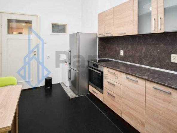 Дава се под наем Тристаен апартамент в София, Център - 95 кв.м за 500 € - Снимка #1