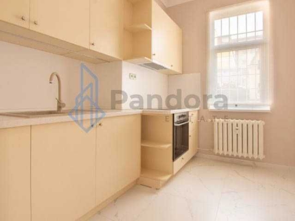 Дава се под наем Тристаен апартамент в София, Център - 83 кв.м за 600 € - Снимка #1