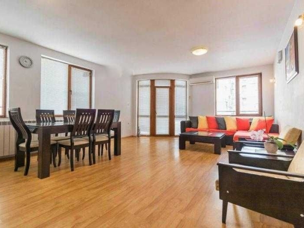 Дава се под наем Двустаен апартамент в Бургас, Център - 80 кв.м за 398.82 € - Снимка #1