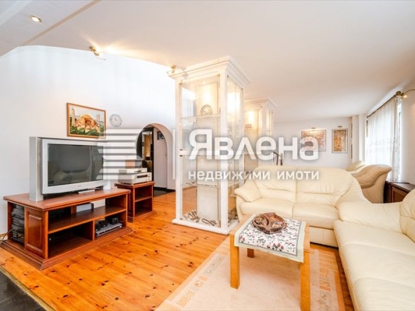 Къща в с. Панчарево, Област София-град - 547 кв.м за 1041 €/кв.м - Снимка #1
