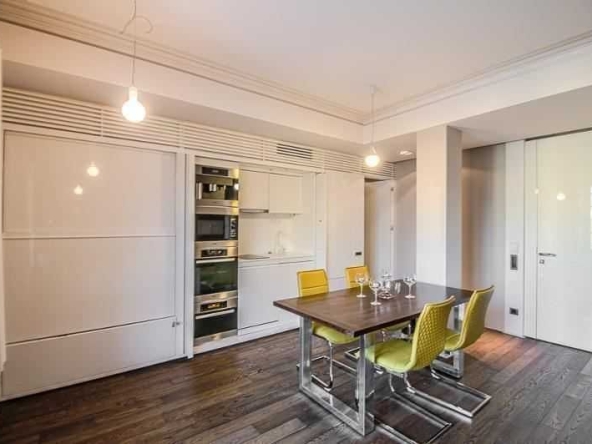 Дава се под наем Двустаен апартамент в София, Център - 75 кв.м за 750 € - Снимка #1