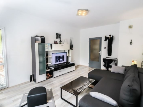 Дава се под наем Тристаен апартамент в София, Света Троица - 99 кв.м за 796.62 € - Снимка #1