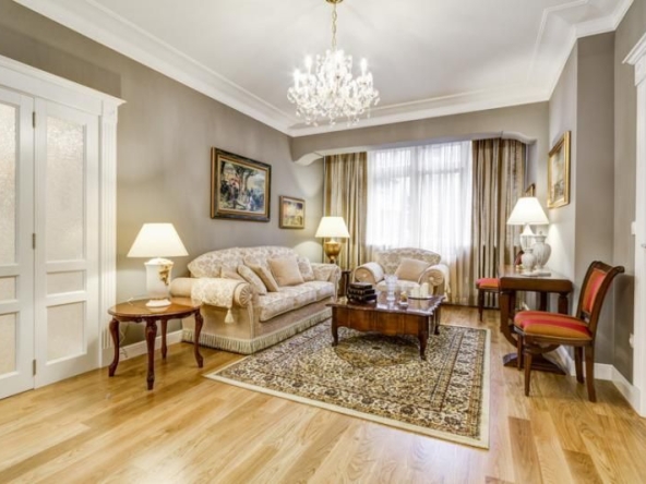 Дава се под наем Тристаен апартамент в София, Център - 160 кв.м за 2094.57 € - Снимка #1