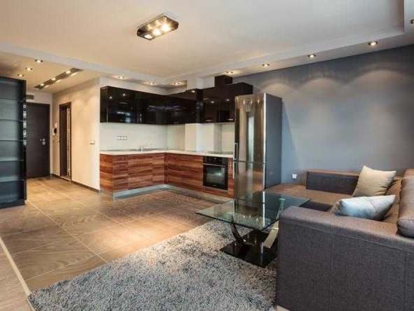 Дава се под наем Тристаен апартамент в Бургас, Център - 90 кв.м за 1020 € - Снимка #1