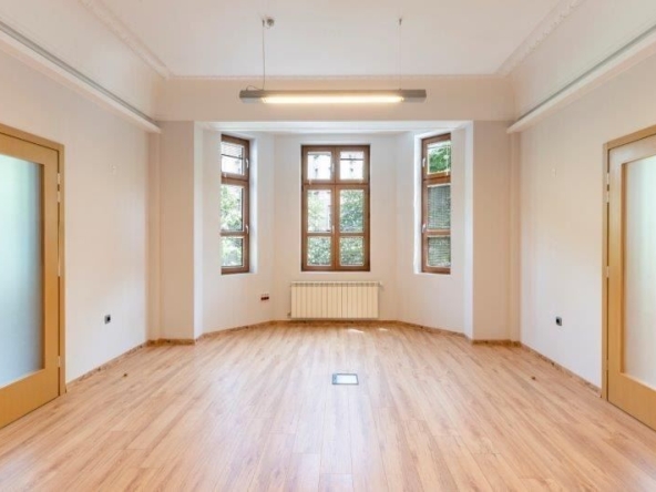 Дава се под наем Офис в София, Център - 240 кв.м за 4021.35 € - Снимка #1