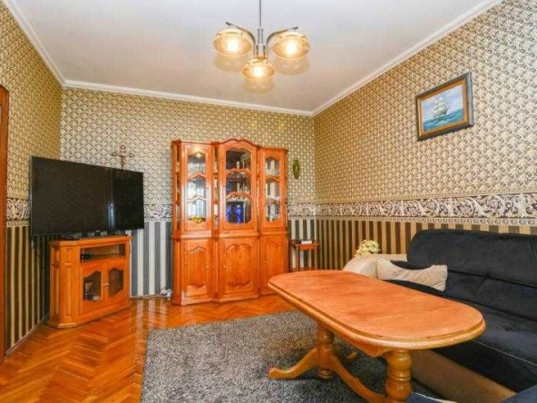 Дава се под наем Двустаен апартамент в Бургас, Лазур - 75 кв.м за 765 € - Снимка #1