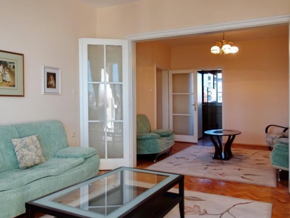 Дава се под наем Тристаен апартамент в София, Център - 120 кв.м за 700 € - Снимка #1