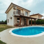 Дава се под наем Къща в с. Гюльовца, Област Бургас - 106 кв.м за 650 € - Снимка #1