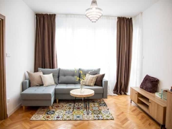 Дава се под наем Тристаен апартамент в София, Младост 3 - 95 кв.м за 484.5 € - Снимка #1