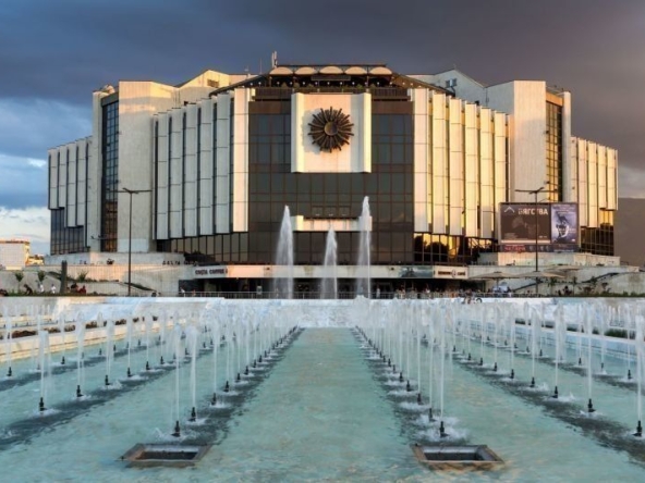 Дава се под наем Двустаен апартамент в София, Център - 75 кв.м за 1050 € - Снимка #1