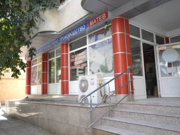 Дава се под наем Магазин в Хасково, Център - 400 кв.м за 1500 € - Снимка #1