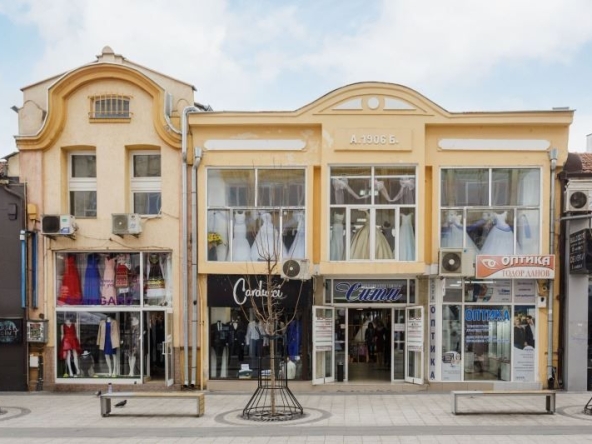 Магазин в Плевен, Идеален център - 831 кв.м за 1866 €/кв.м - Снимка #1