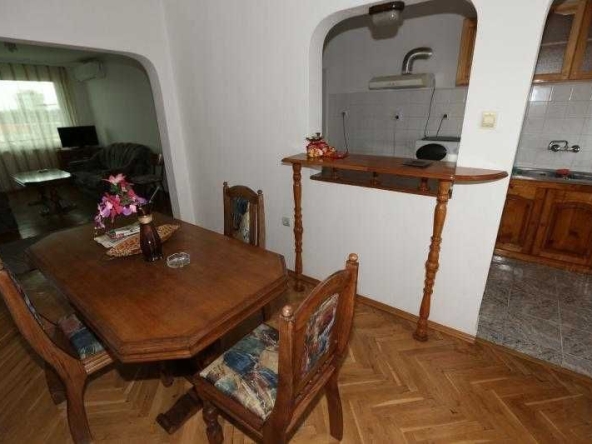 Дава се под наем Многостаен апартамент в Бургас, Център - 140 кв.м за 765 € - Снимка #1