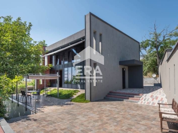 Къща в Варна, м-т Сълзица - 272 кв.м за 2170 €/кв.м - Снимка #1