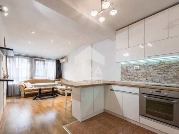Двустаен апартамент в Варна, Цветен квартал - 65 кв.м за 2154 €/кв.м - Снимка #1