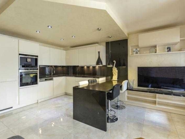 Тристаен апартамент в София, Център - 90 кв.м за 2167 €/кв.м - Снимка #1