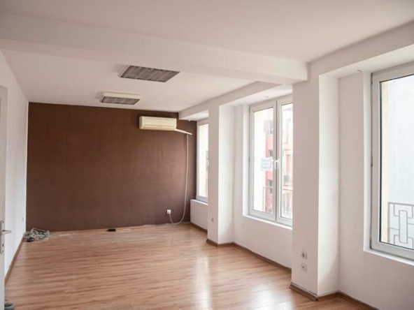 Дава се под наем Двустаен апартамент в Бургас, Център - 55 кв.м за 357 € - Снимка #1