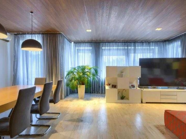Дава се под наем Двустаен апартамент в София, Красно село - 84 кв.м за 448.8 € - Снимка #1