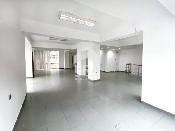 Дава се под наем Магазин в Кърджали, Център - 100 кв.м за 398.82 € - Снимка #1