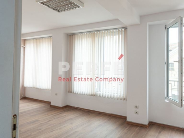 Дава се под наем Двустаен апартамент в Бургас, Център - 65 кв.м за 350 € - Снимка #1