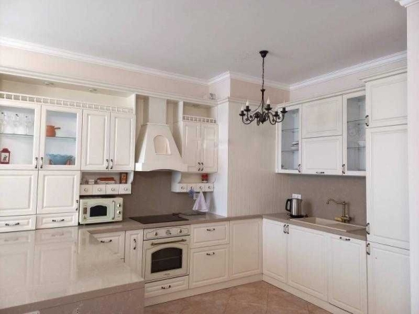 Дава се под наем Тристаен апартамент в Бургас, Зорница - 135 кв.м за 1530 € - Снимка #1