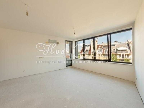 Тристаен апартамент в Варна, Колхозен пазар - 143 кв.м за 913 €/кв.м - Снимка #1