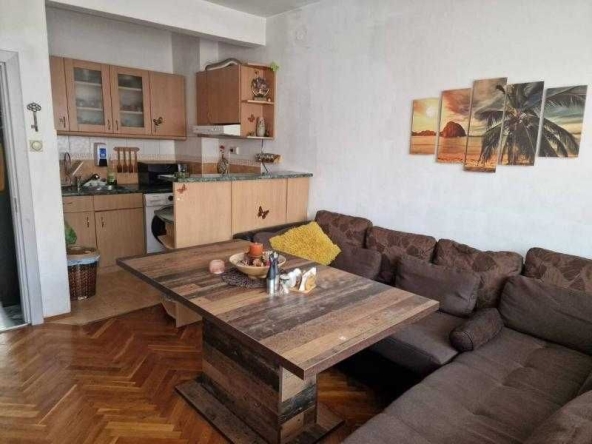Дава се под наем Тристаен апартамент в Бургас, Център - 74 кв.м за 714 € - Снимка #1