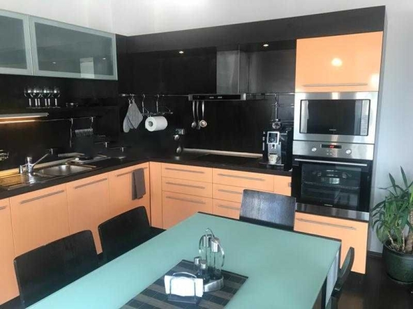 Дава се под наем Тристаен апартамент в Плевен, Дружба 1 - 95 кв.м за 585 € - Снимка #1