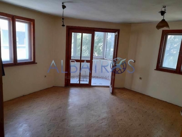 Тристаен апартамент в Варна, Погреби - 88 кв.м за 1194 €/кв.м - Снимка #1