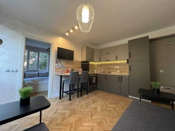 Дава се под наем Двустаен апартамент в Бургас, Център - 55 кв.м за 408 € - Снимка #1