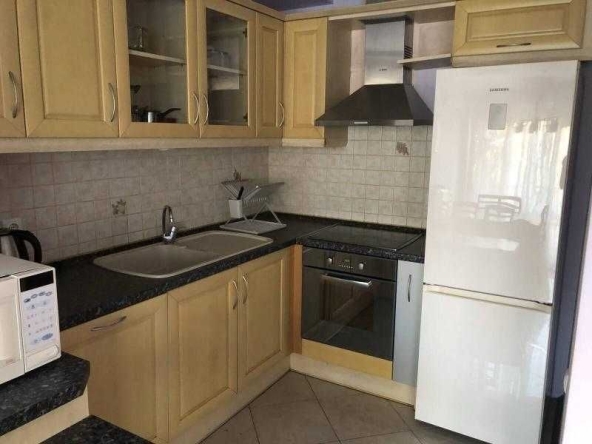 Дава се под наем Тристаен апартамент в Бургас, Център - 75 кв.м за 663 € - Снимка #1