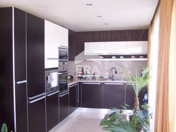 Тристаен апартамент в Поморие - 154 кв.м за 1140 €/кв.м - Снимка #1