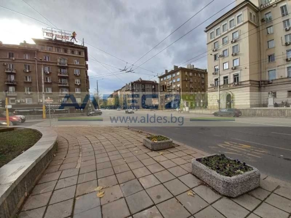 Тристаен апартамент в София, Център - 110 кв.м за 3591 €/кв.м - Снимка #1